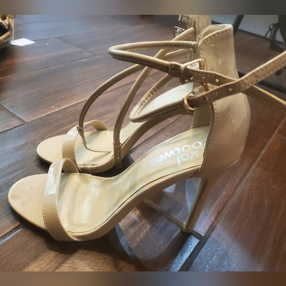 Cream Strappy Heels Size 9 Tag Says 7 But Fits Size 9 Womens Never Worn 3 Inchs